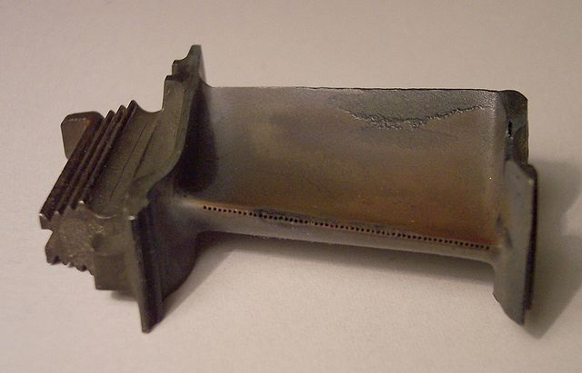 File:Turbinenschaufel RB199.jpg