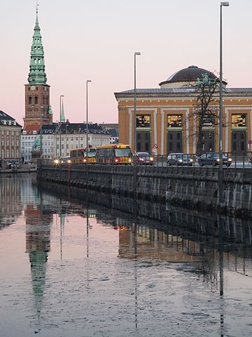 File:Thorvaldsen Museum and Holmens Kanal.jpg