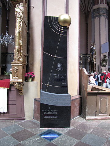 File:Grabmal Nikolaus Kopernikus Frauenburger Dom 2010.jpg