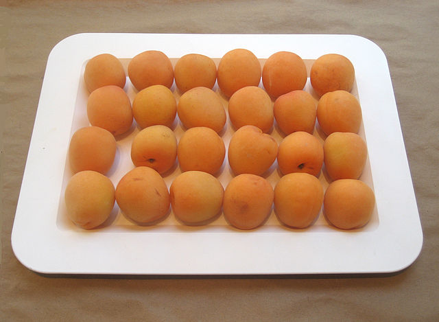 File:Apricotfresh.JPG