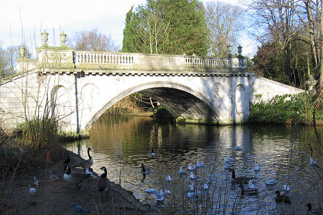 File:Lake in Chiswick House grounds.jpg