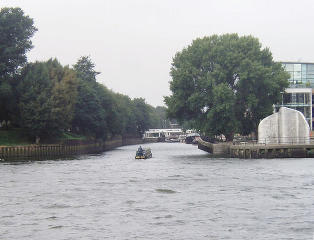 File:Confluence of Rivers Thames and Brent - geograph.org.uk - 921332.jpg