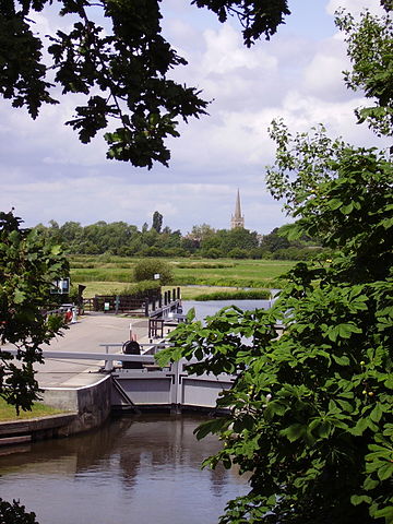 File:St John's Lock and Lechlade in background.JPG