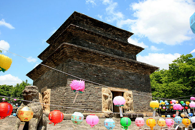 File:Korea-Gyeongju-Bunhwangsa-Three story stone pagoda-01.jpg