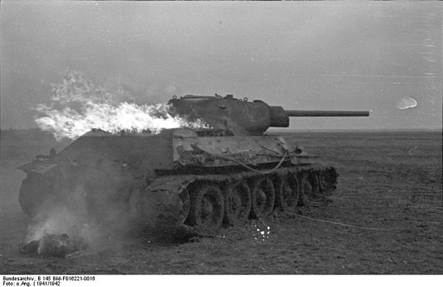 File:Bundesarchiv B 145 Bild-F016221-0016, Russland, Brennender T-34.jpg