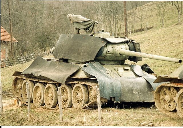 File:Serbisk T-34 85 trekkes tilbake.jpg