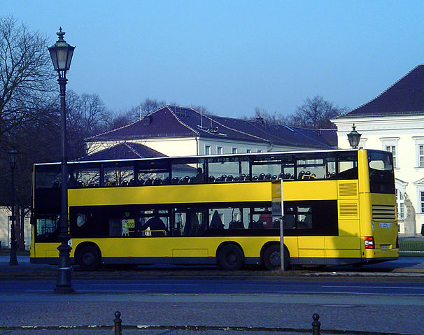 File:Doppeldeckerbus dreiachsig BVG.jpg