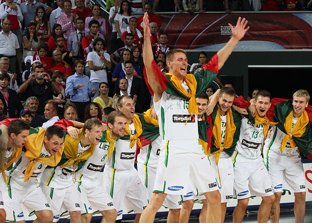 File:La selección de Lituania celebra su tercer puesto en el Mundial de baloncesto 2010.jpg