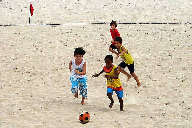 File:Crian&ccedil;as jogando futebol de areia.jpg