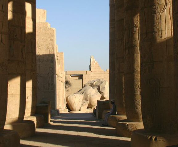 File:Ramesseum-Cour et Colosse.jpg