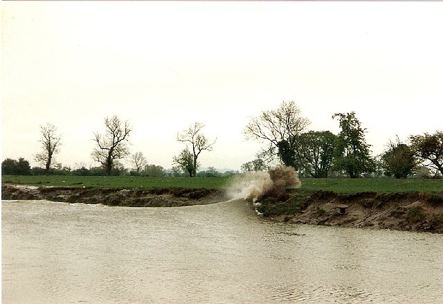 File:SevernBore1994.jpg