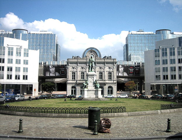 File:Place du Luxembourg 889 Aligned.jpg