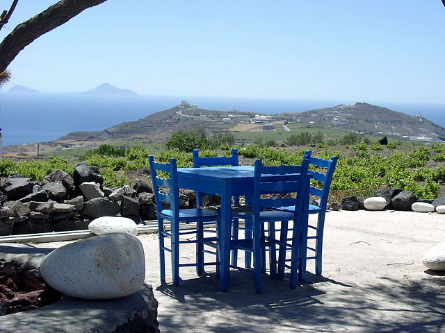 File:Caf&eacute; in Akrotiri.jpg