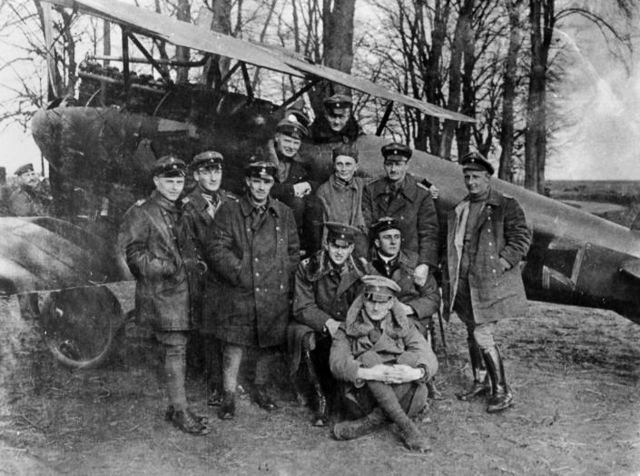 File:Bundesarchiv Bild 183-2004-0430-501, Jagdstaffel 11, Manfred v. Richthofen.jpg