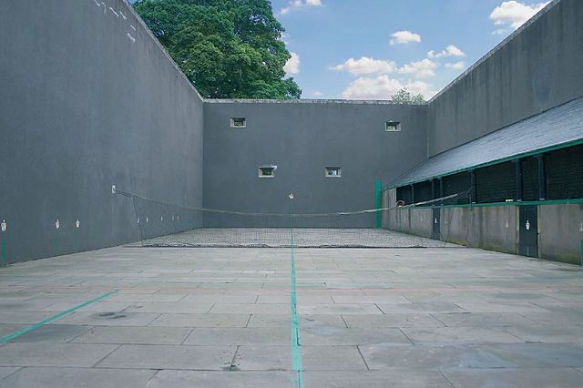 File:Falkland-Palace-tennis-court.jpg