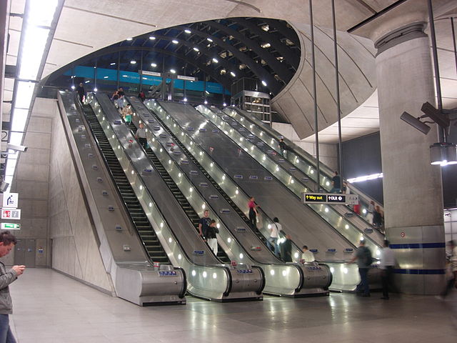 File:Canary Wharf tube station night 2.jpg