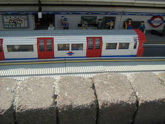File:Model of a London Underground carriage in Miniland, Legoland Windsor.JPG