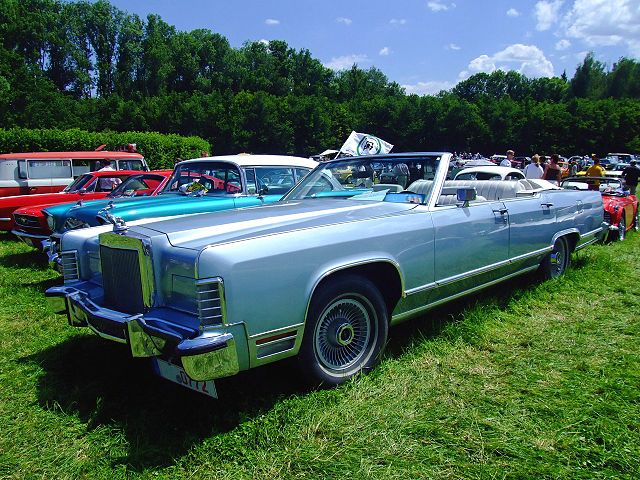 File:Lincoln TownCar Cartier 4doorConvertible1978 1.jpg