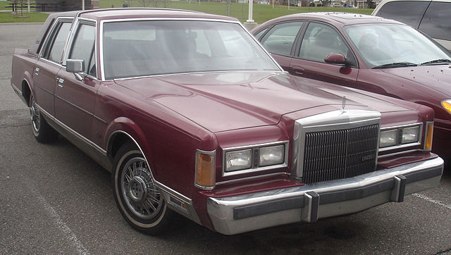 File:Lincoln Town Car - 1981 model.jpg