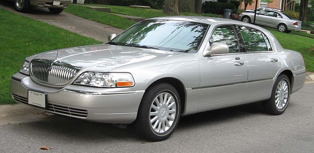 File:03-07 Lincoln Town Car.jpg