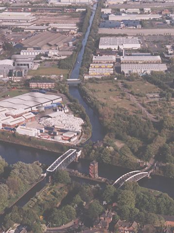 File:Barton-on-Irwell 11.05.02R.jpg