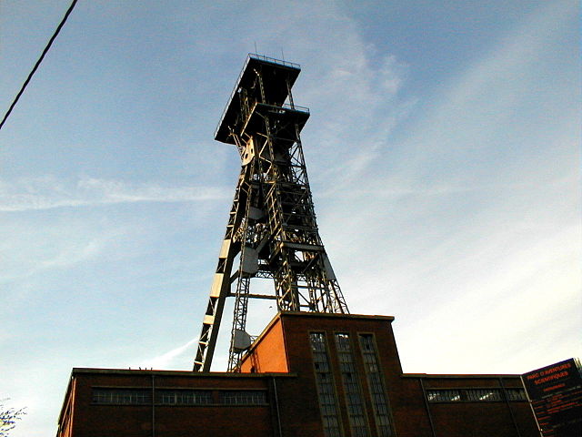 File:Chassis &agrave; molette de Crachet &agrave; Frameries vue large.JPG