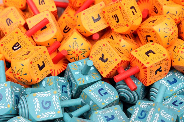 File:Colorful dreidels2.JPG