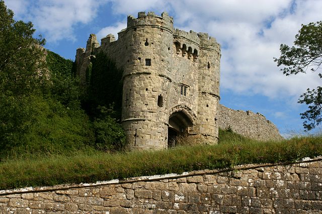 File:Carisbrooke Castle gate 2.jpg