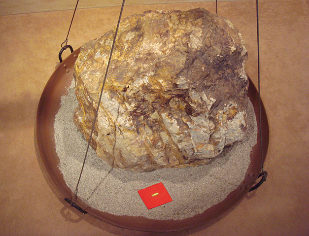 File:Gold 30g for a 860kg rock.jpg