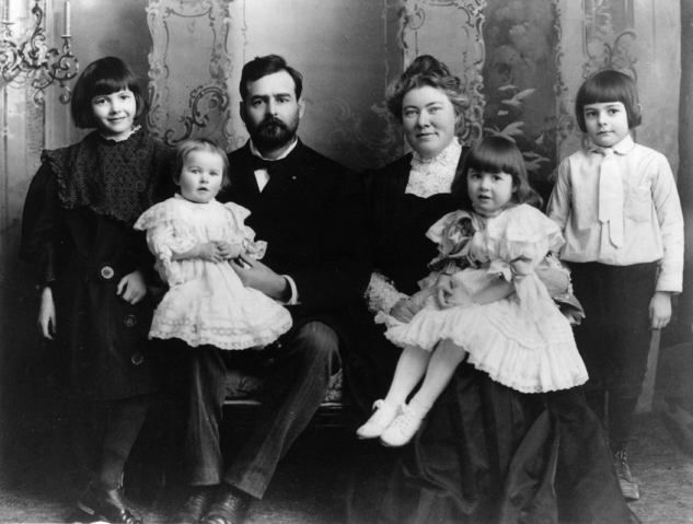 File:Ernest Hemingway with Family, 1905.png