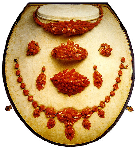 File:Parure realizzata per la regina Farida d'Egitto (1934).JPG