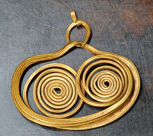 File:Earring Mycenae Louvre Bj135.jpg