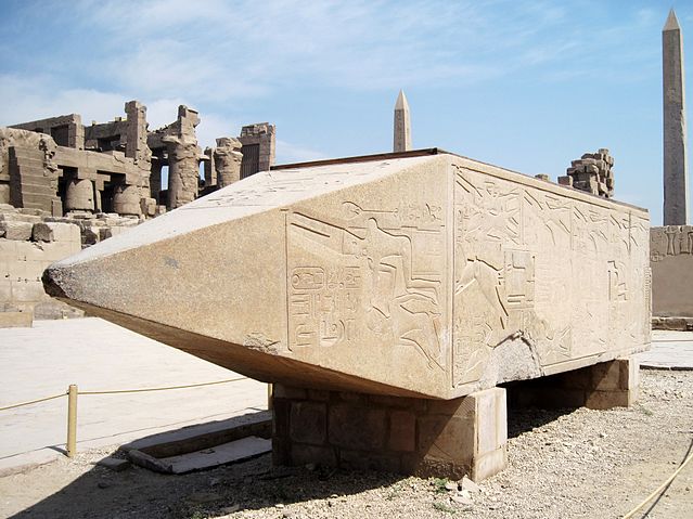 File:Karnak Tempel Obelisk 04.jpg