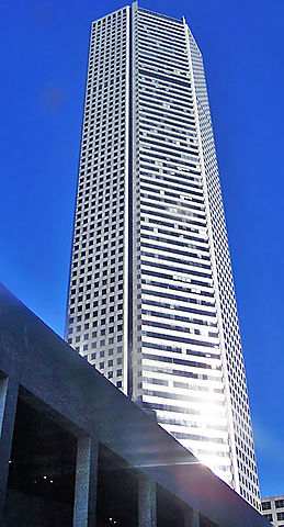 File:Chase Tower, a block away.jpg
