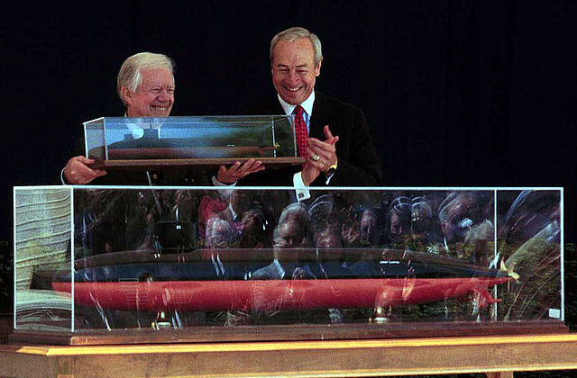 File:Jimmy Carter with model of SSN-23.jpg