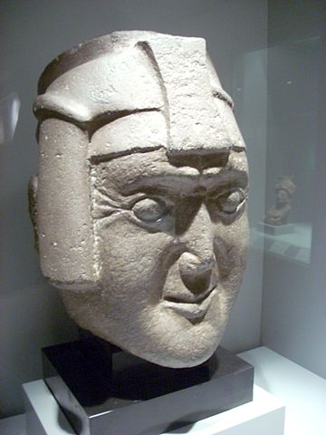 File:Cabeza de Viracocha, Museo de Am&eacute;rica.jpg