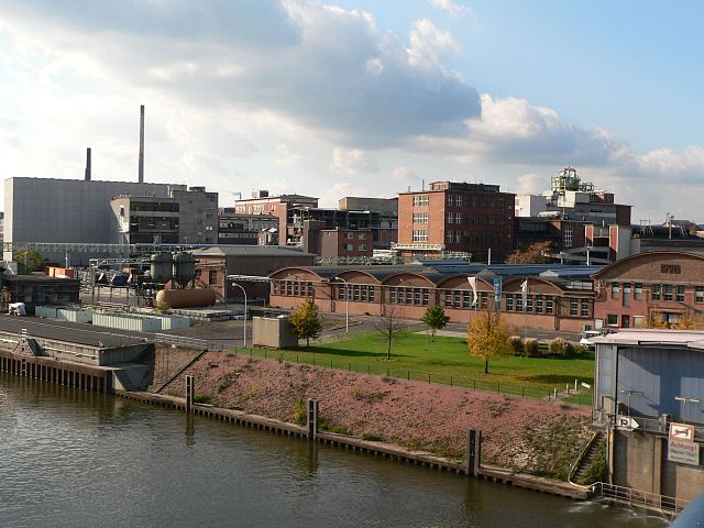 File:Industriepark H&ouml;chst, Leunabr&uuml;cke.jpg