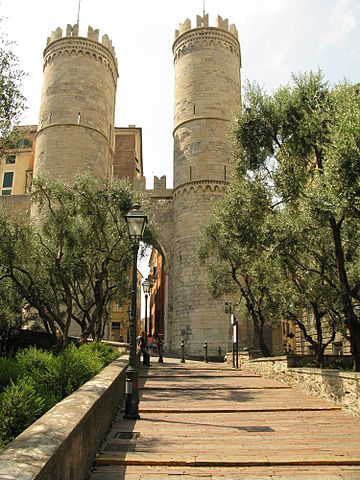 File:Le torri di Porta Soprana, Genova.jpg