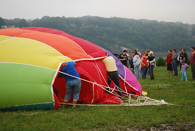 File:Setting up hot air balloon, Poughkeepsie, NY 2.JPG