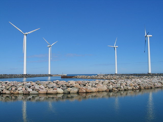 File:Windkraftanlagen D&auml;nemark gross.jpg