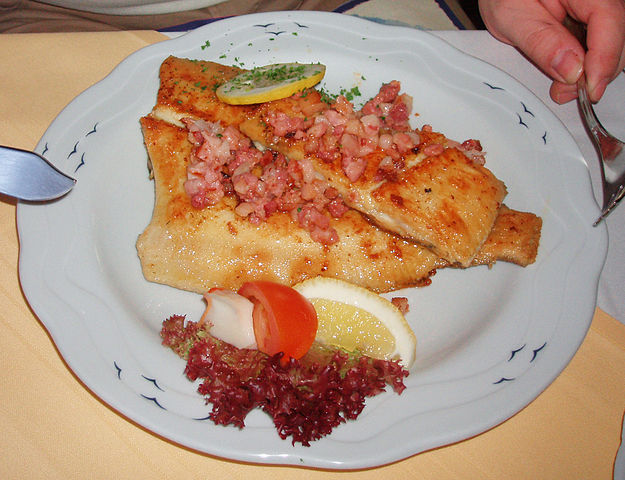 File:Scholle mit Speck.jpg