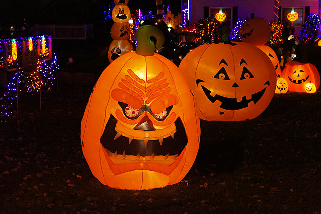 File:Jack-o'-lantern looks mean.JPG