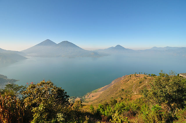 File:Lago de Atitl&aacute;n 2009.JPG