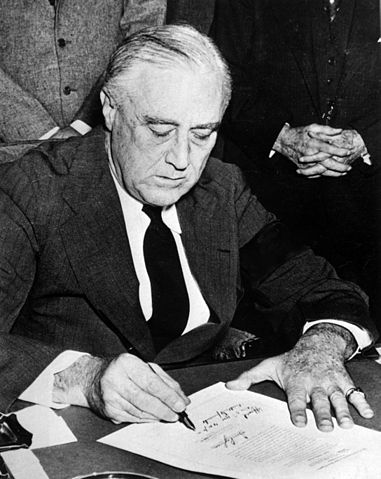 File:Franklin Roosevelt signing declaration of war against Japan.jpg