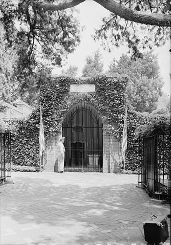 File:Washington's tomb Mount Vernon.jpg