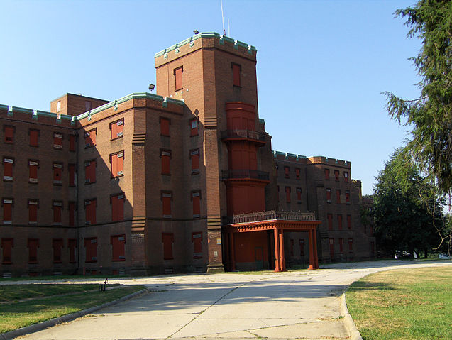 File:Center building at Saint Elizabeths, August 23, 2006.jpg