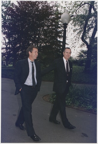 File:President Bush walks up the South Lawn towards the Oval Office with his son, George W. Bush - NARA - 186449.tif