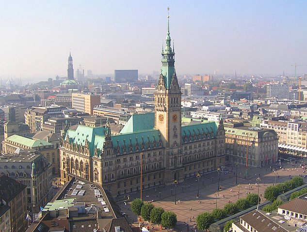 File:Hamburger Rathaus von St-Petri.jpg