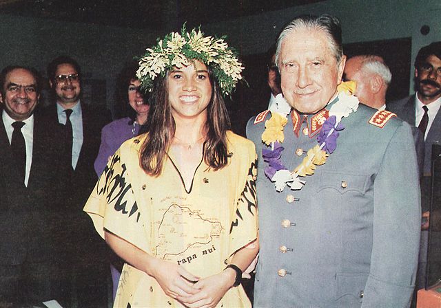 File:General Pinochet junto a una pascuense.jpg