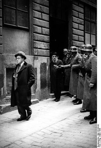 File:Bundesarchiv Bild 152-65-04, Wien, SS-Razzia bei j&uuml;discher Gemeinde.jpg